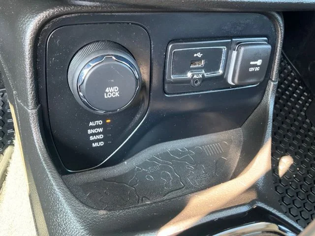 Used 2016 Black Jeep Latitude image 18