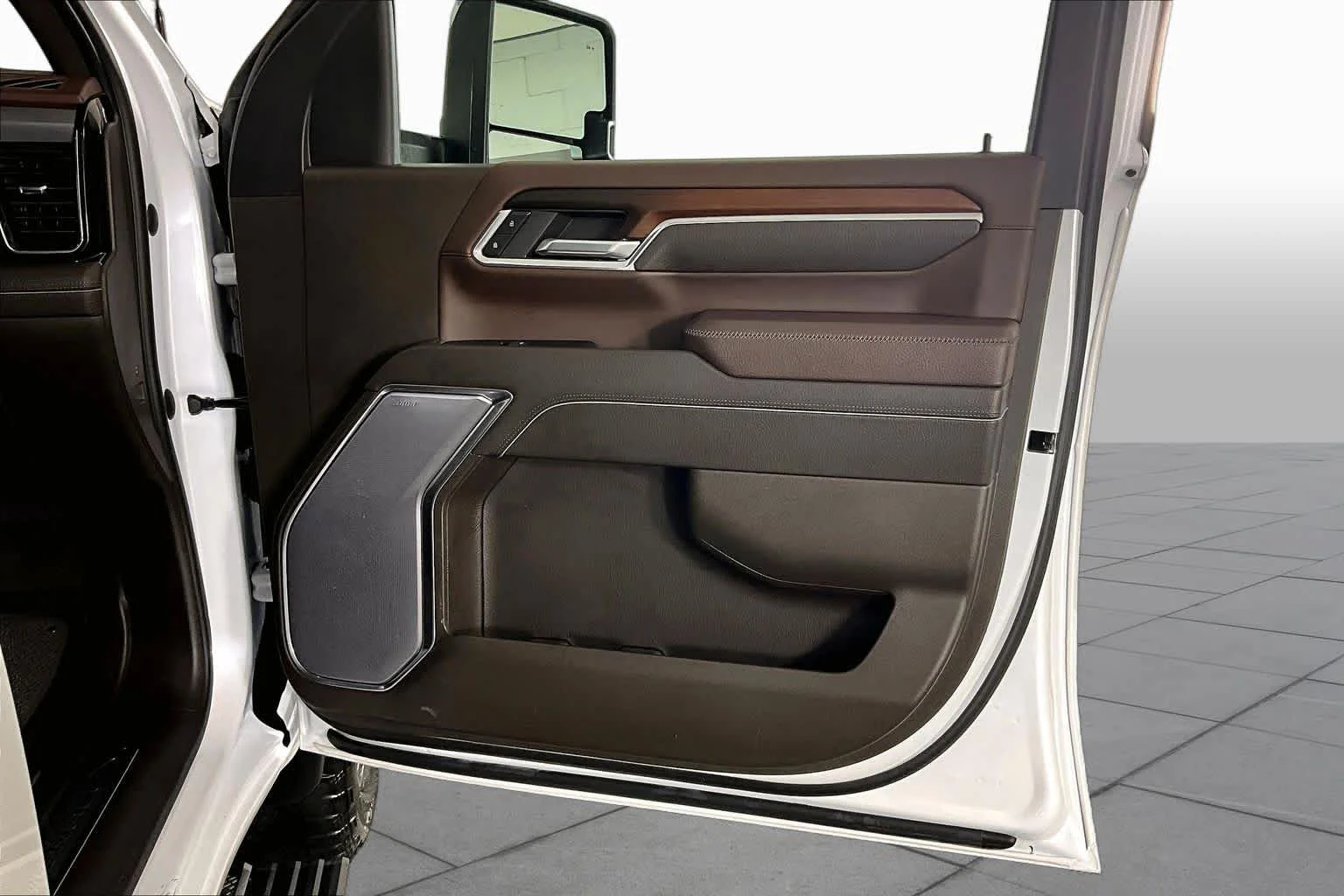Used 2024 White Frost Tricoat GMC Denali image 22