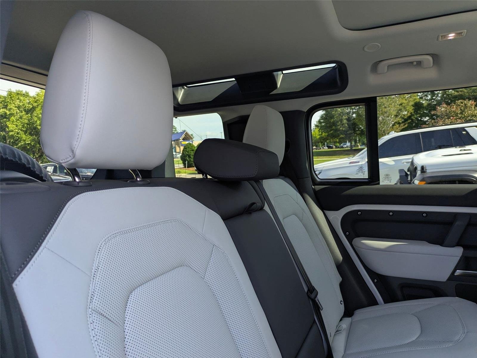 New 2026 Fuji White Land Rover S image 32