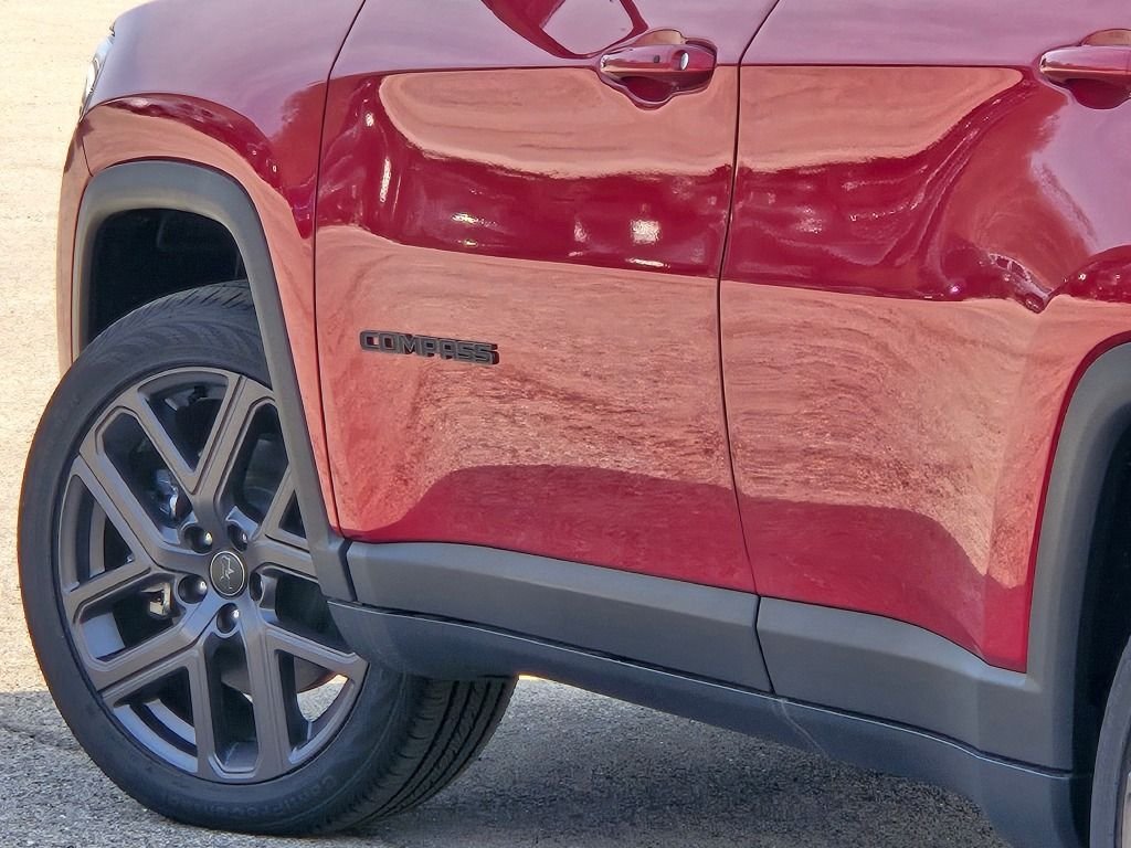 New 2026 Red Hot Pearl-Coat Exterior Paint Jeep Latitude image 16