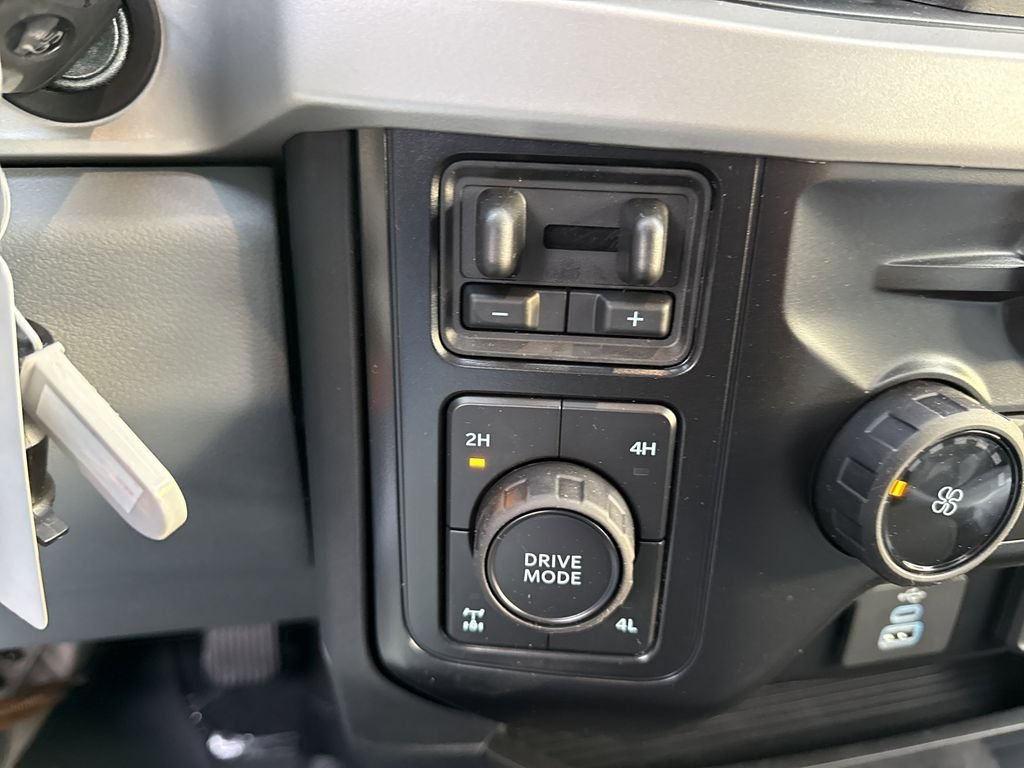 New 2025 Oxford White Ford F-350® XLT image 15