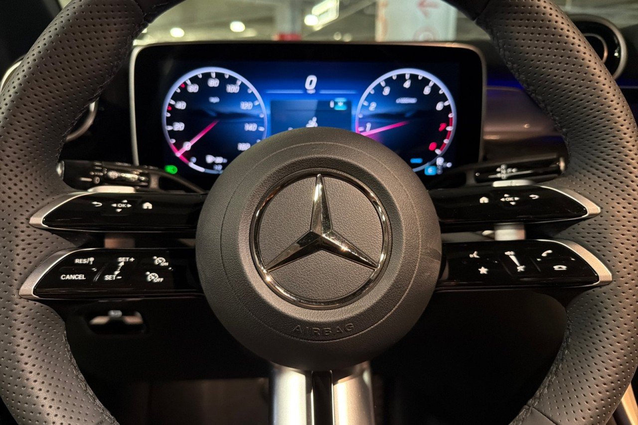 New 2026 Verde Silver Metallic Mercedes-Benz GLC 300 SUV image 22