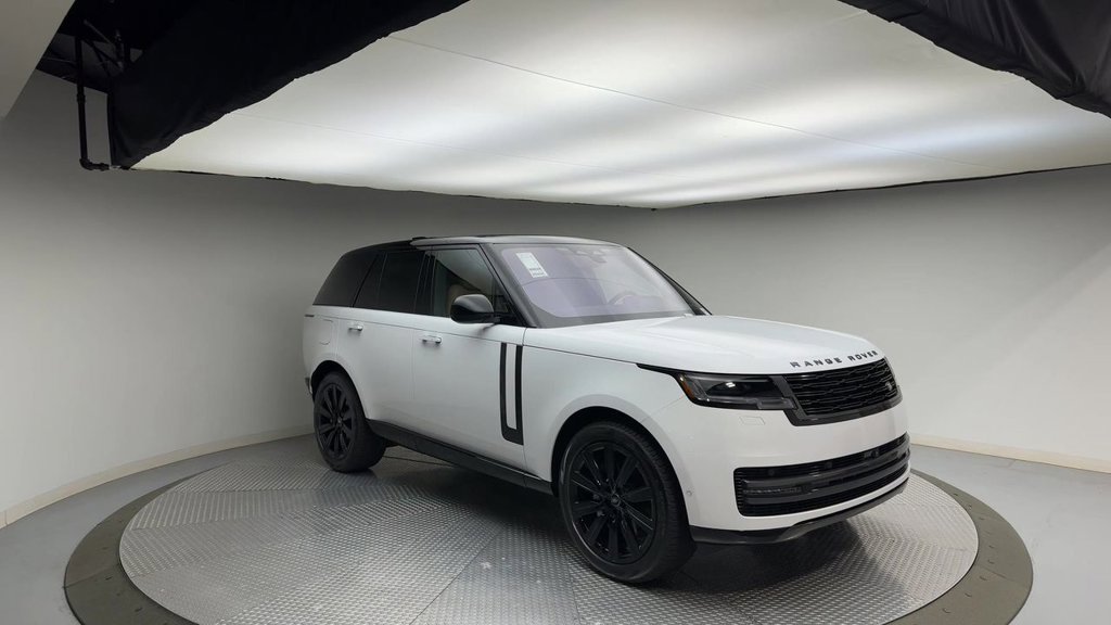 Used 2023 Fuji White Land Rover SE image 2