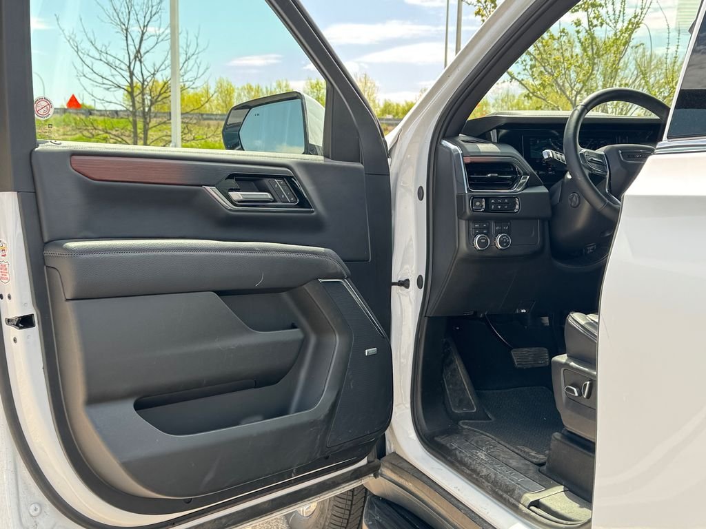 2025 GMC Yukon XL Denali - Photo 31