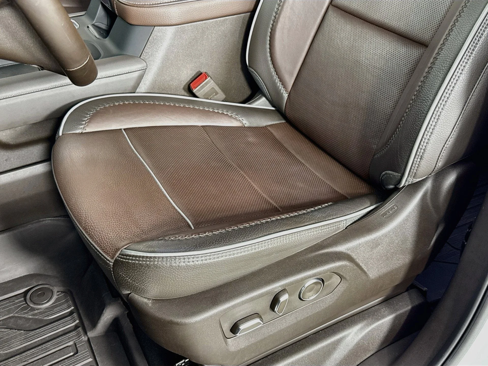 Used 2024 White Frost Tricoat GMC Denali image 18