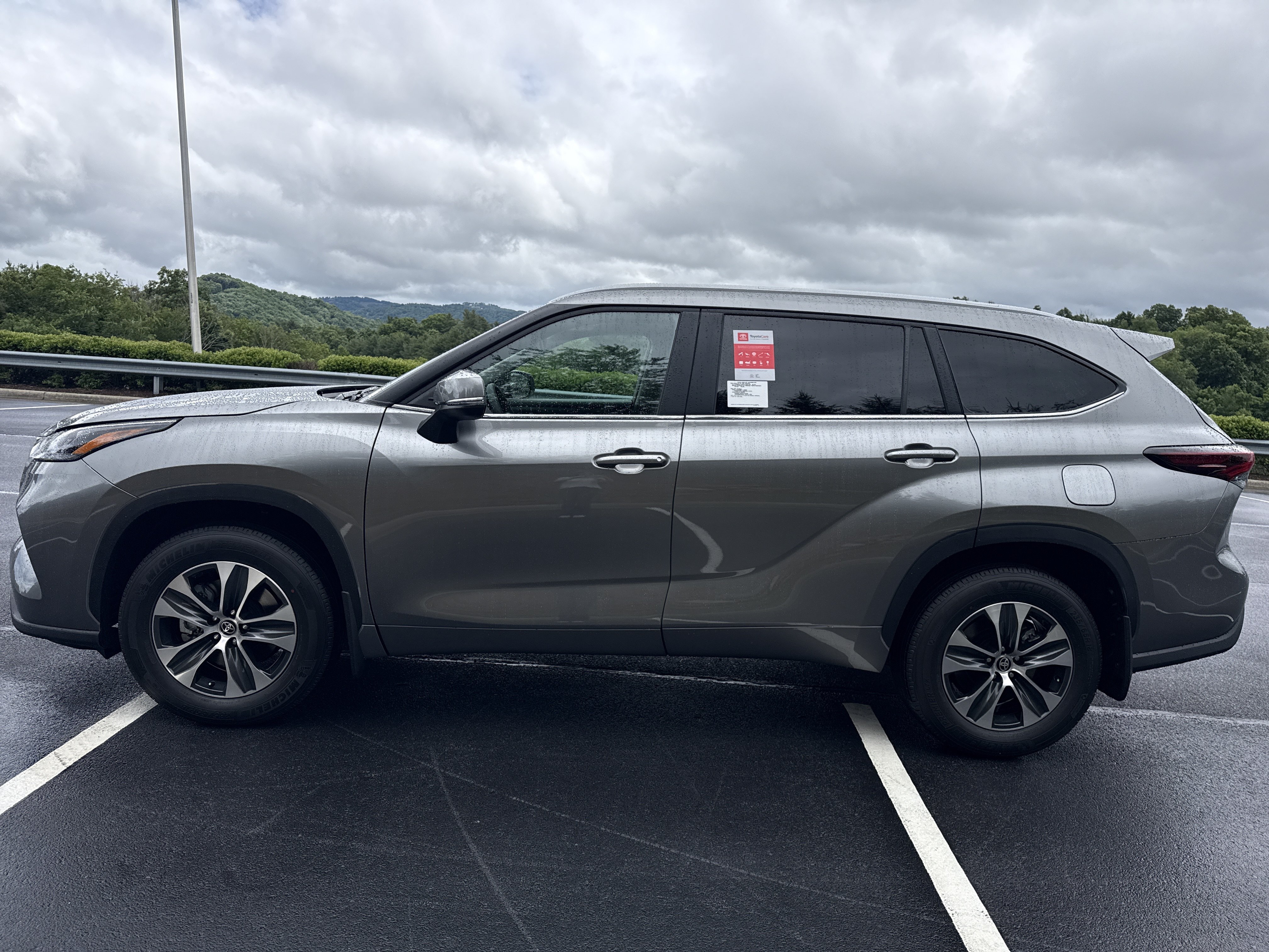 Used 2020 Moon Dust Toyota Hybrid XLE image 26
