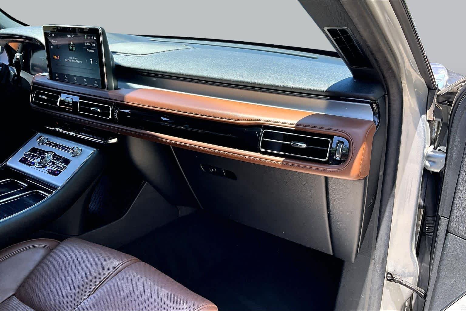 Used 2023 Silver Radiance Metallic Clearcoat Lincoln Reserve image 17