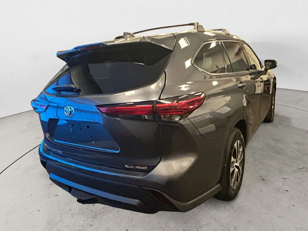 Used 2022 Magnetic Gray Metallic Toyota XLE image 5