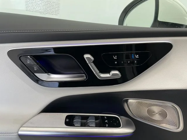 New 2027 White Mercedes-Benz GLC 300 image 38