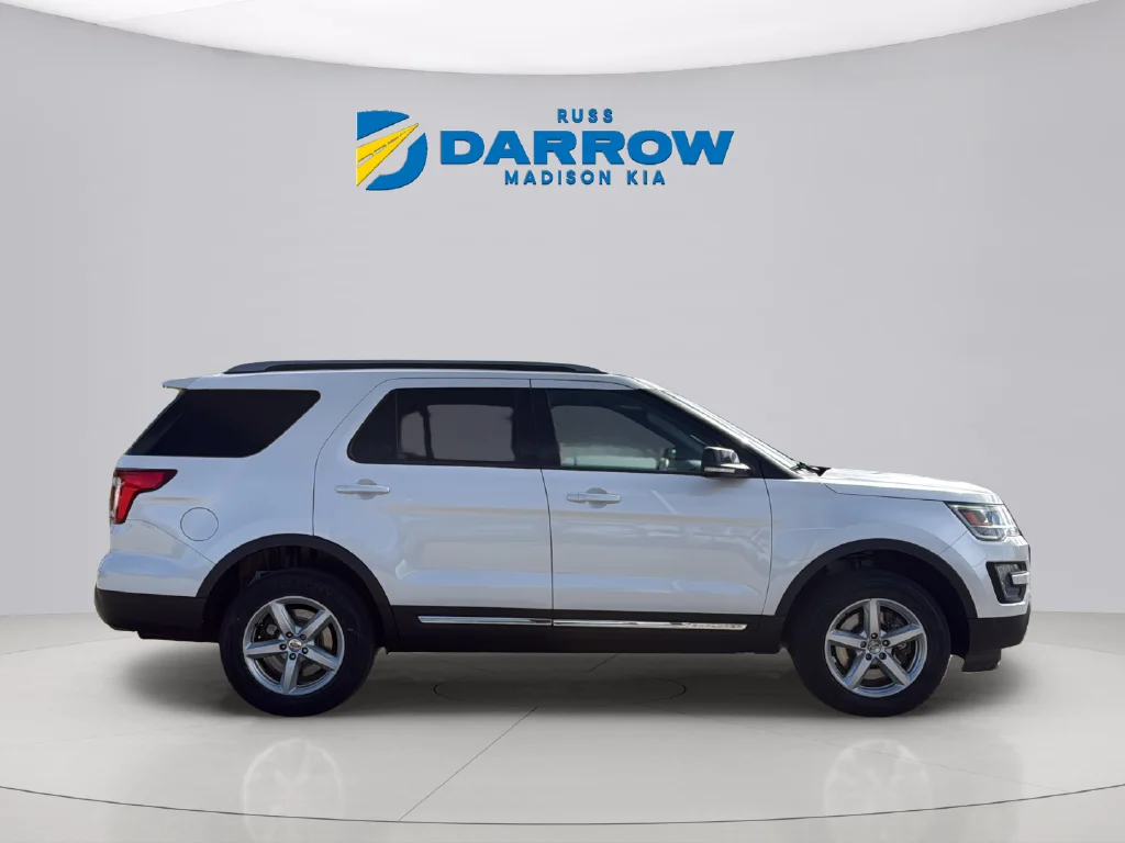 Used 2017 White Platinum Clearcoat Metallic Ford XLT image 6