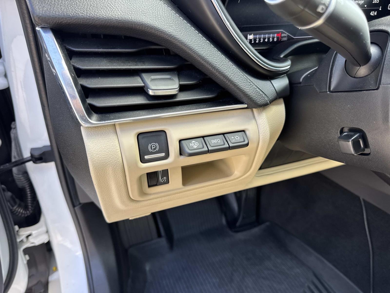 Used 2021 Crystal White Tricoat Cadillac Premium Luxury image 21