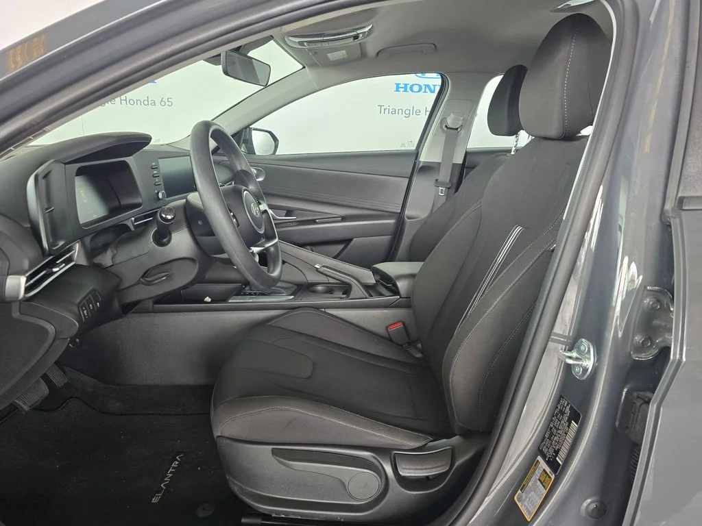 Used 2025  Hyundai SE image 8