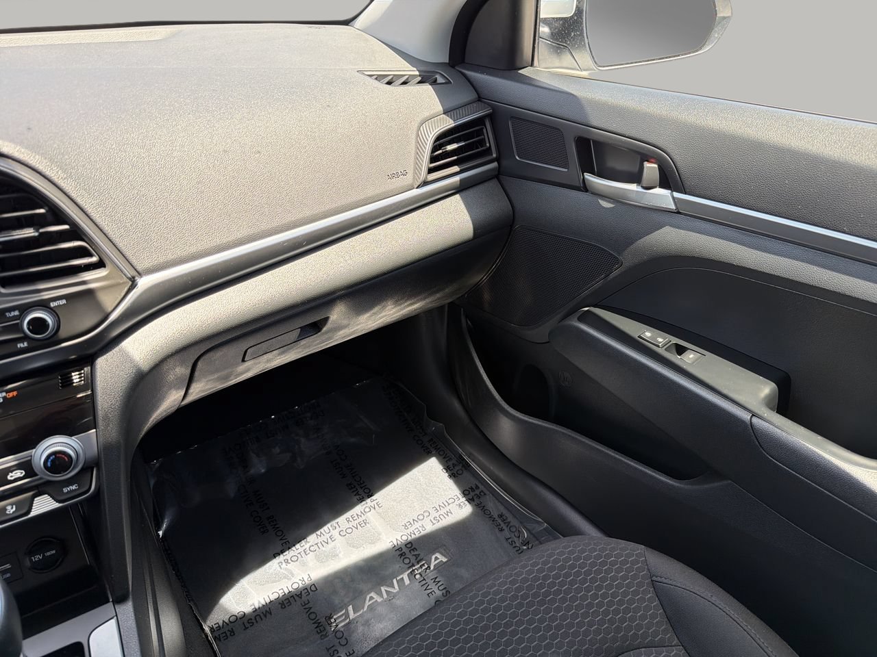 Used 2020 Quartz White Pearl Hyundai SE image 14
