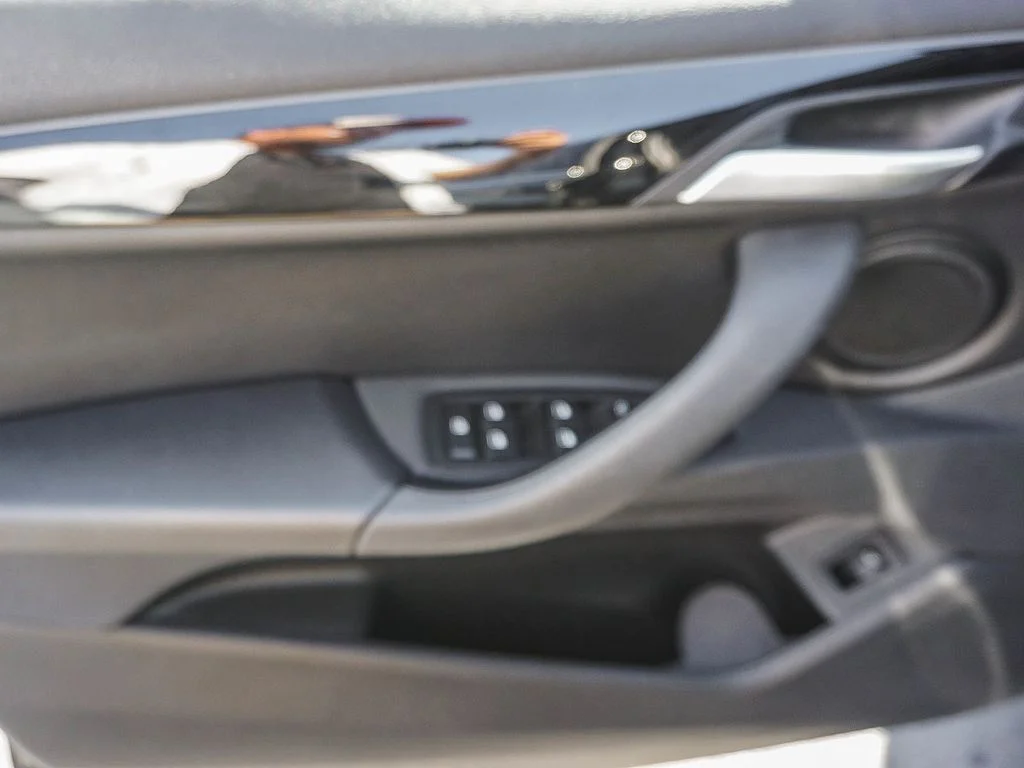 Used 2019 Black BMW xDrive28i image 18
