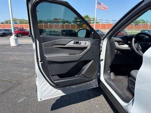 New 2026 Space White Metallic Ford Active image 31