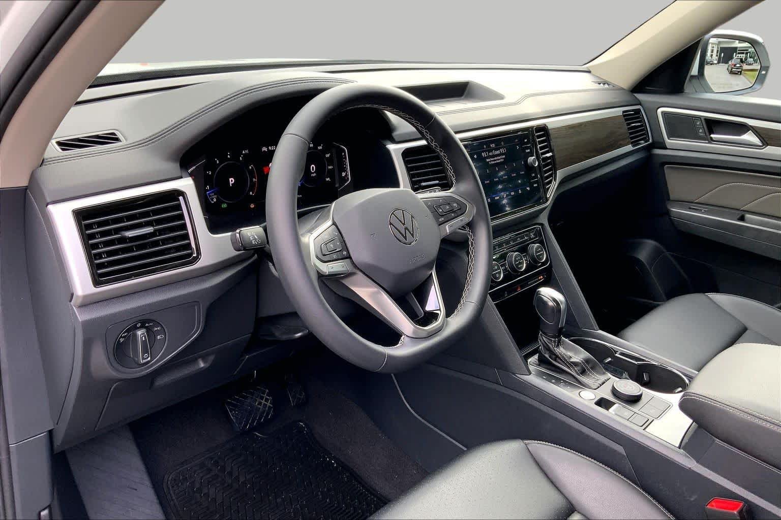 Used 2023 Pure White Volkswagen 3.6L V6 SE w/Technology image 18