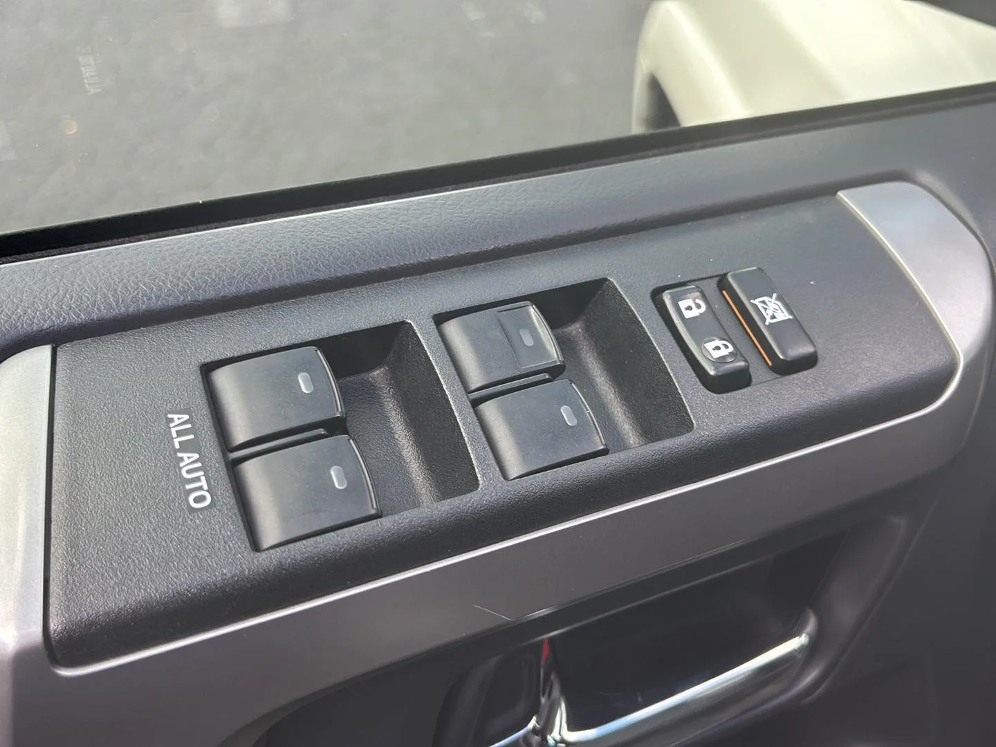 Used 2017 Super White Toyota SR5 Premium image 7