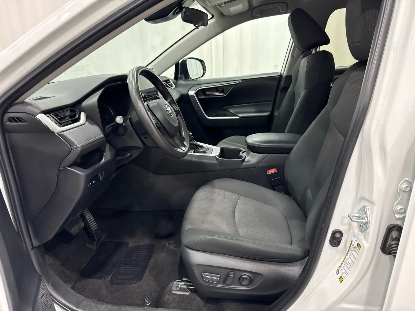 Used 2023 Whi/white Toyota XLE image 11