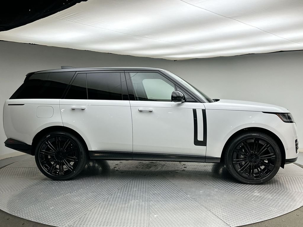 New 2026 Fuji White Land Rover SE image 4