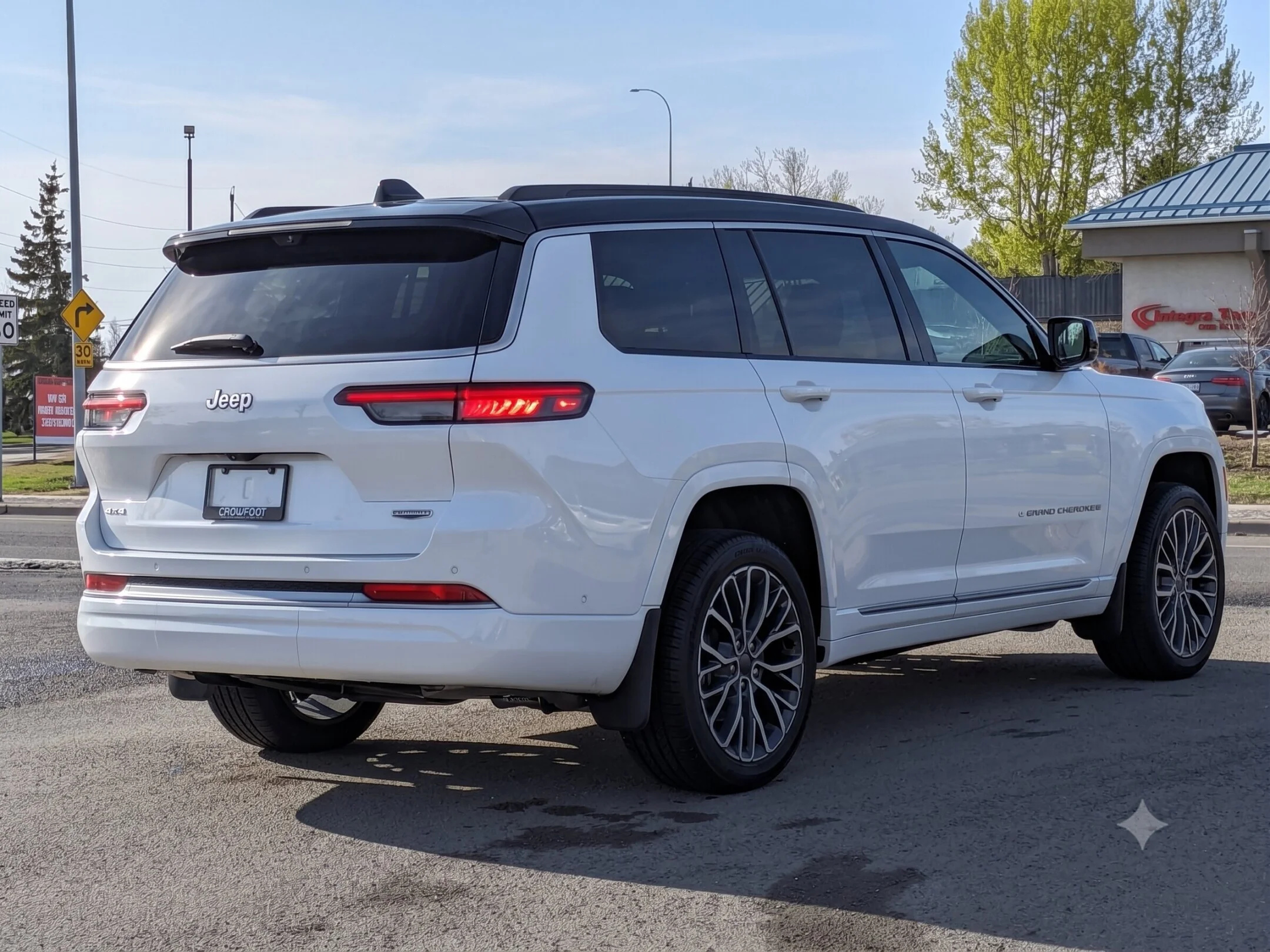 New 2026 White Jeep Summit - - Obsidian Pkg - Palermo Leather - Massage Seats - CommandView Pano Sunroof & More! image 8