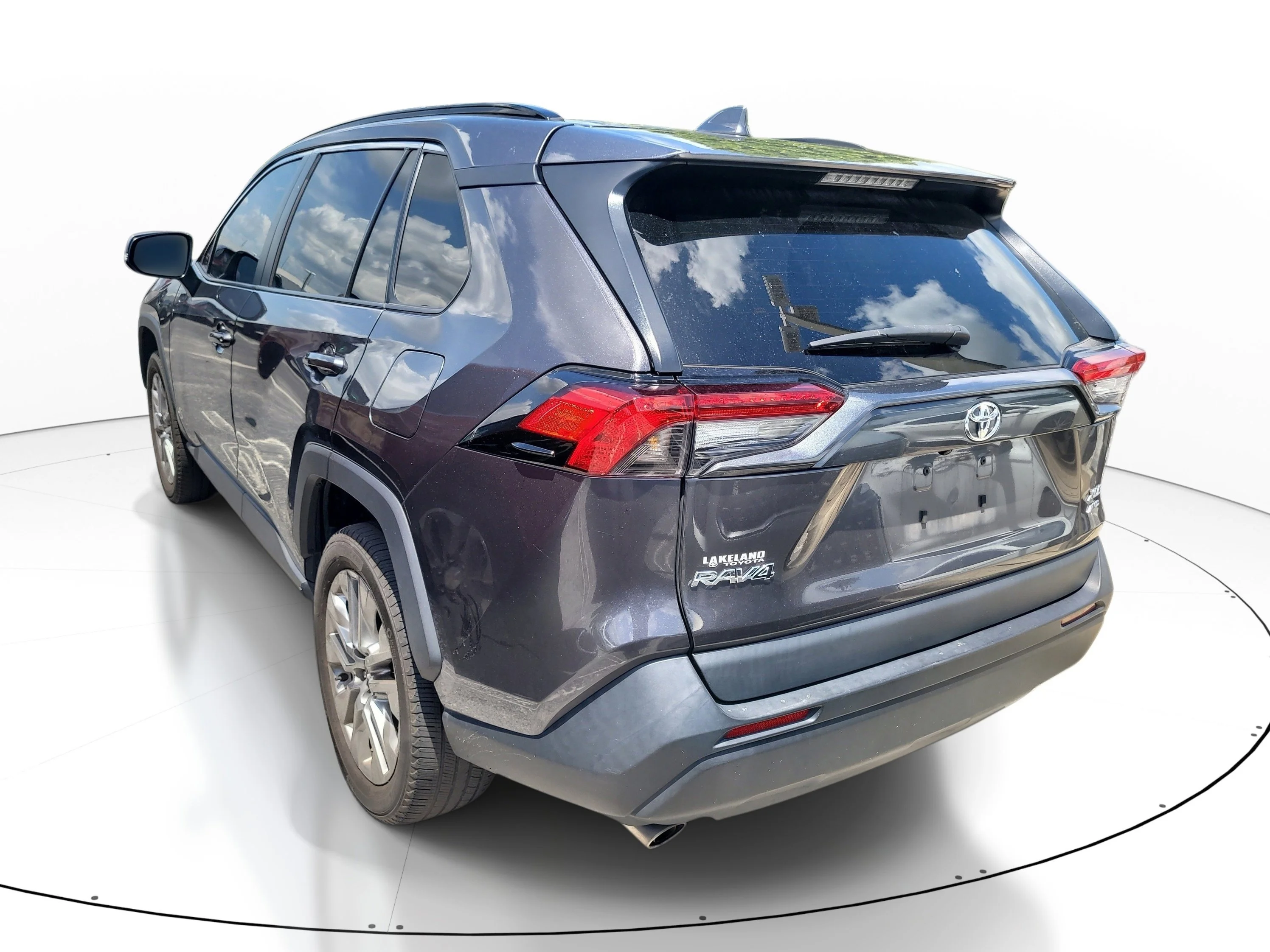 Used 2024 Magnetic Gray Metallic Toyota XLE Premium image 4