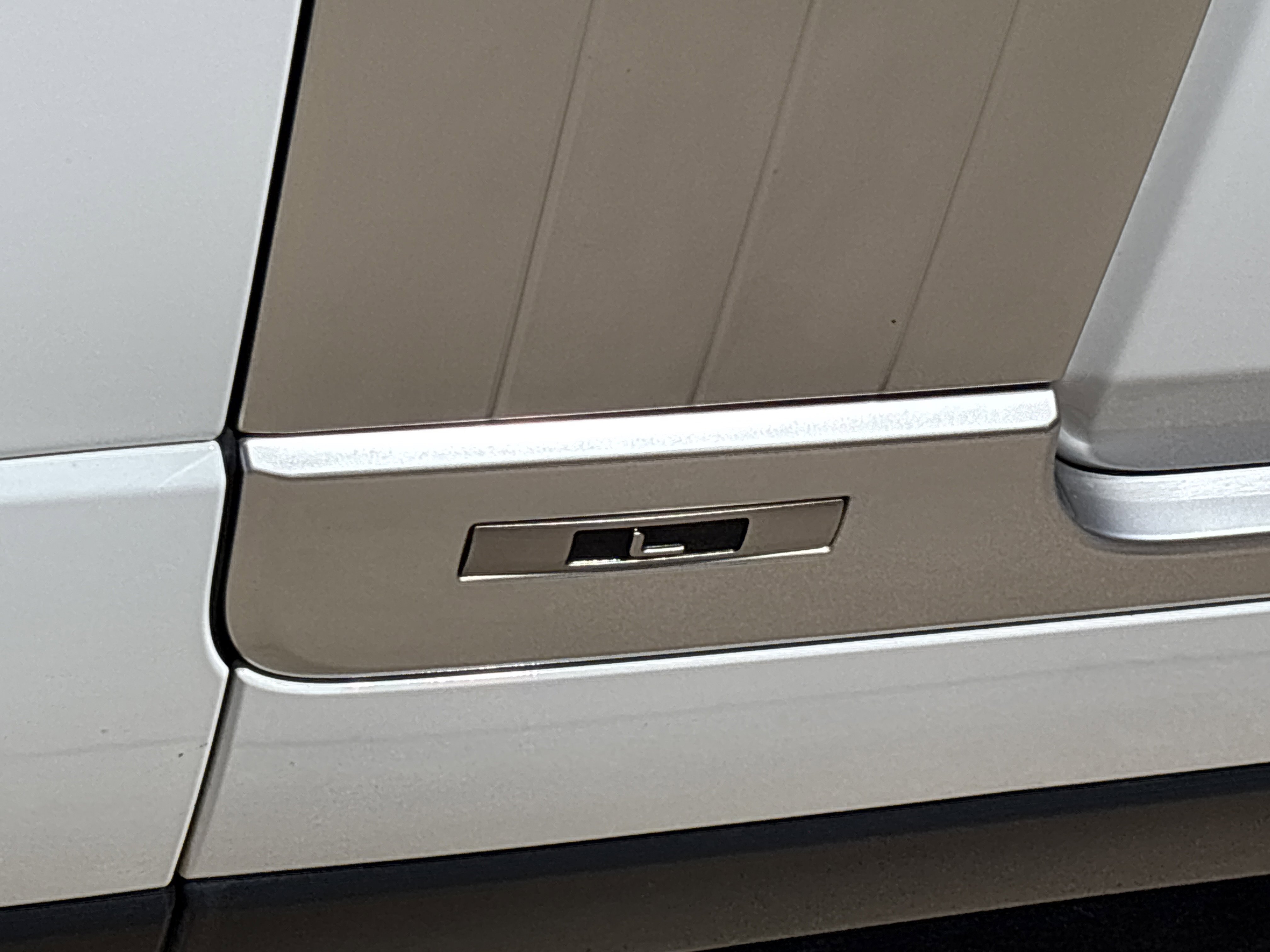 Used 2021 White Land Rover P525 Westminster image 16