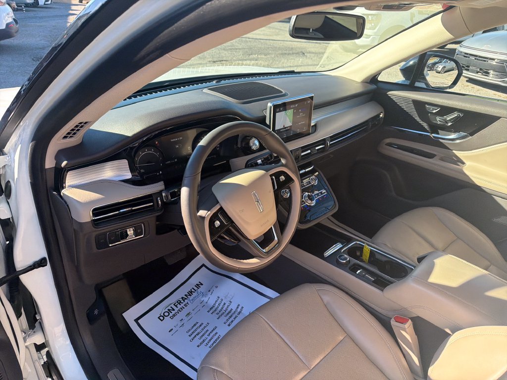 Used 2022 White Lincoln Standard image 16