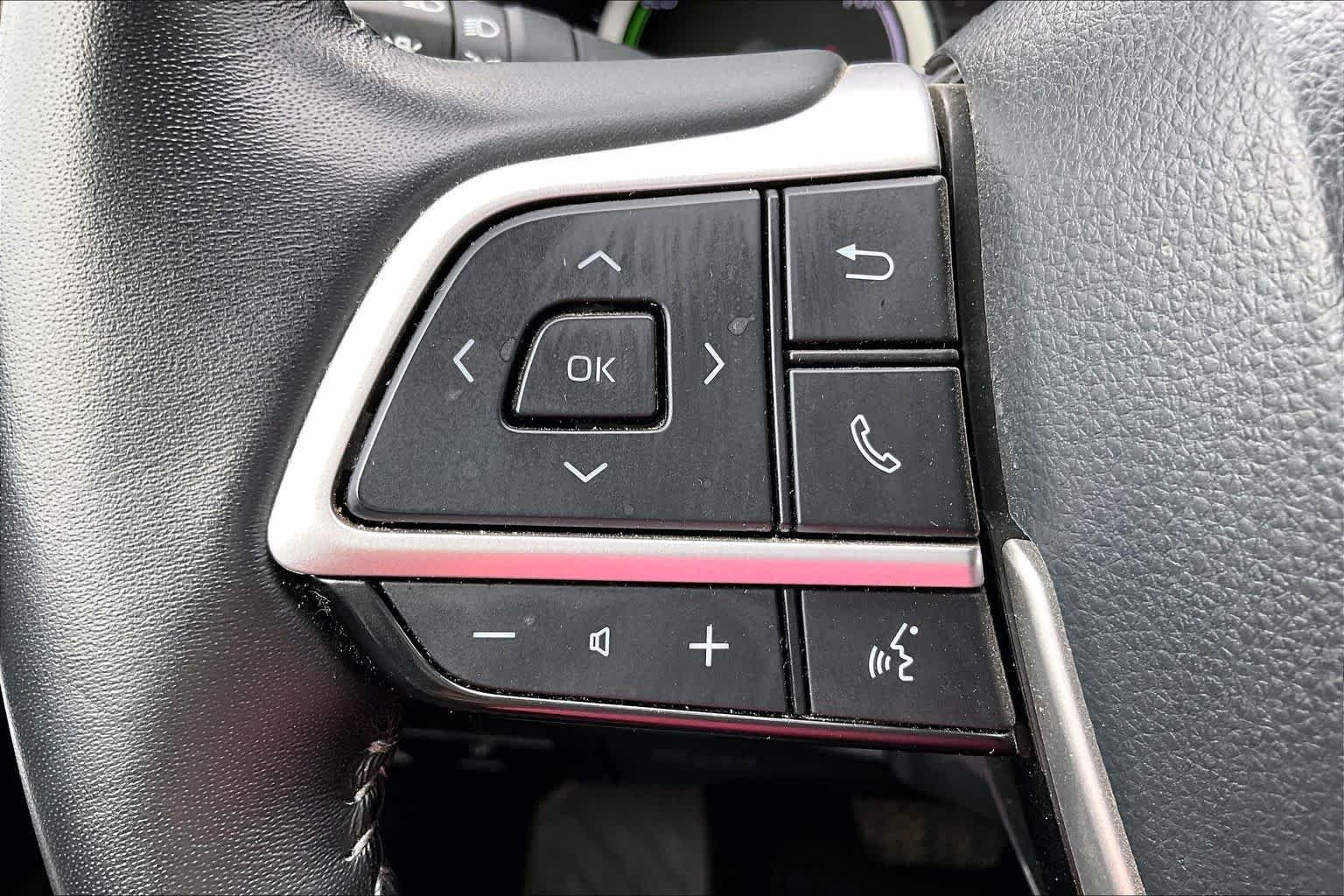 Used 2025 Wind Chill Pearl Toyota Hybrid XLE image 22