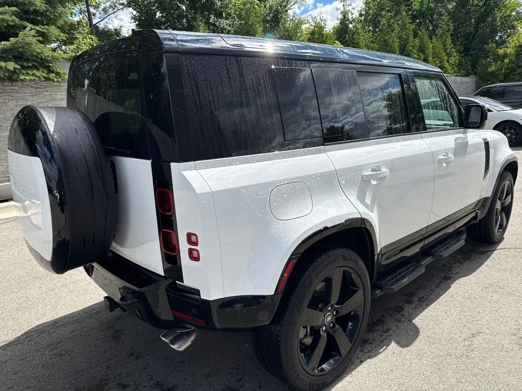 Used 2025 White Land Rover X-Dynamic SE image 5