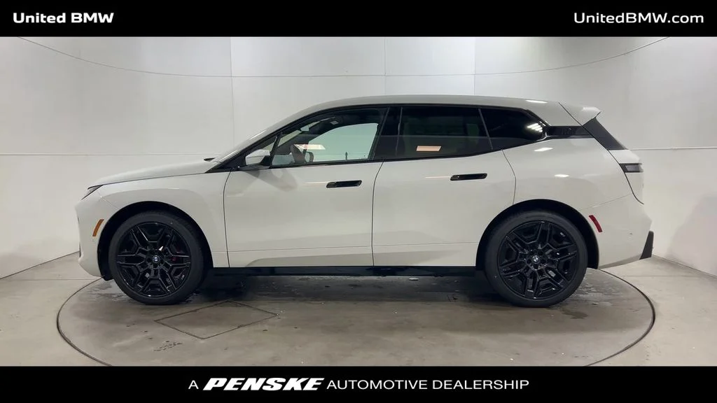 Used 2026 Alpine White BMW xDrive60 image 5