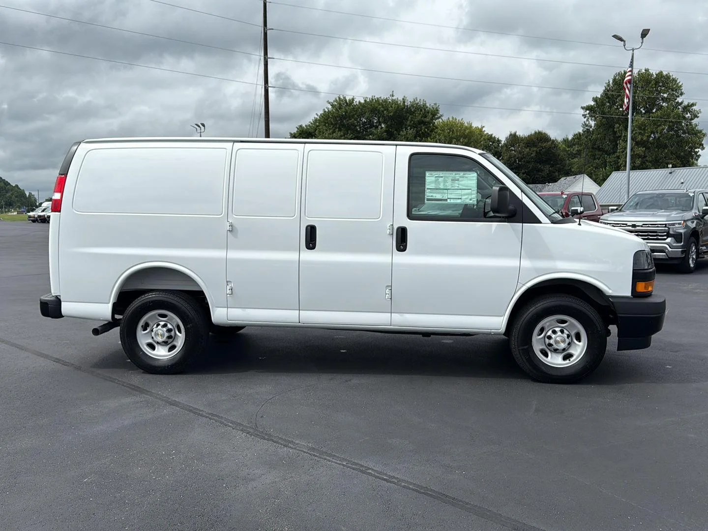 New 2025 Summit White Chevrolet WT image 4