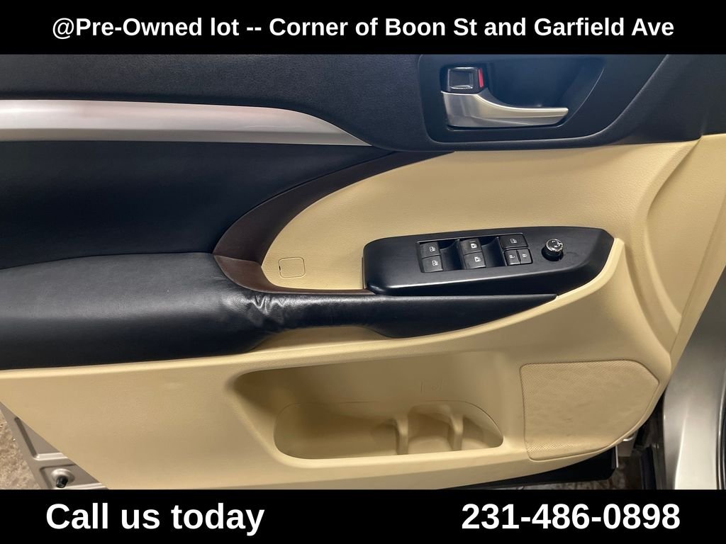 Used 2015  Toyota XLE V6 image 15
