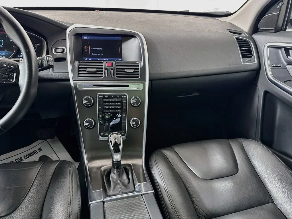 Used 2014 Silver Volvo  image 28