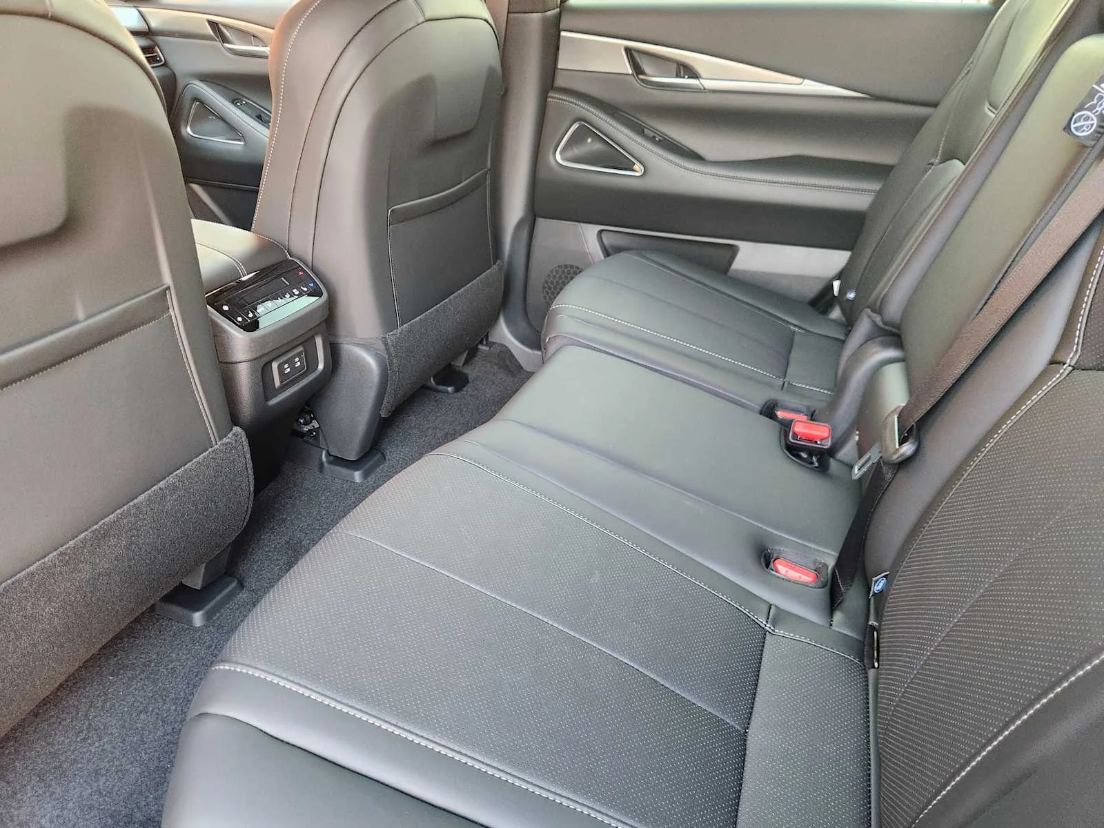 New 2027 RADIANT WHITE INFINITI Luxe FWD image 21
