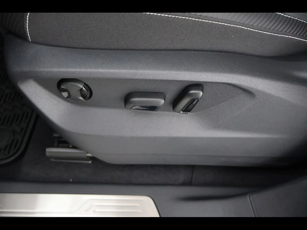 New 2026 Black Volkswagen 2.0T SE w/Technology image 21