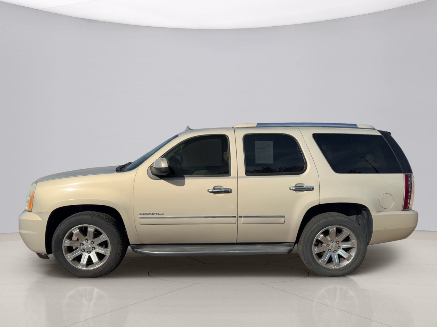 Used 2010 Gold Gmc DENALI image 2
