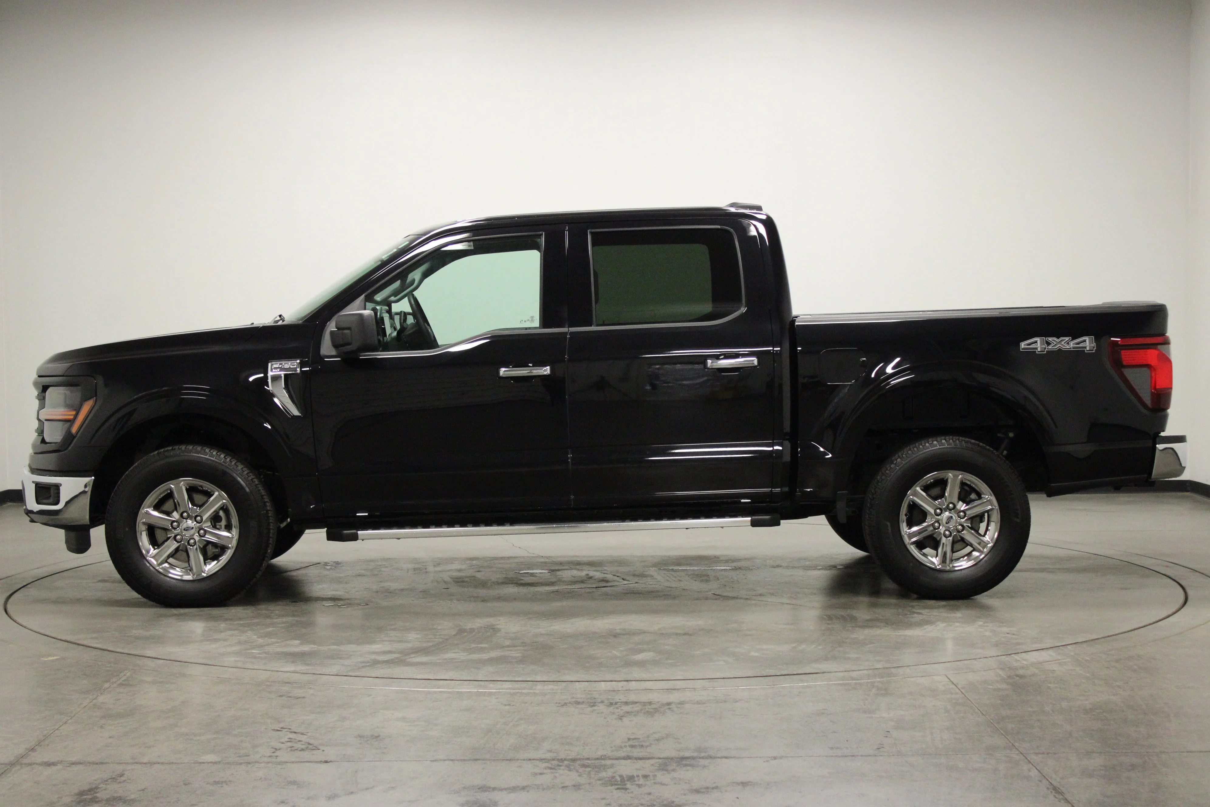 Used 2025 Agate Black Metallic Ford XLT image 5