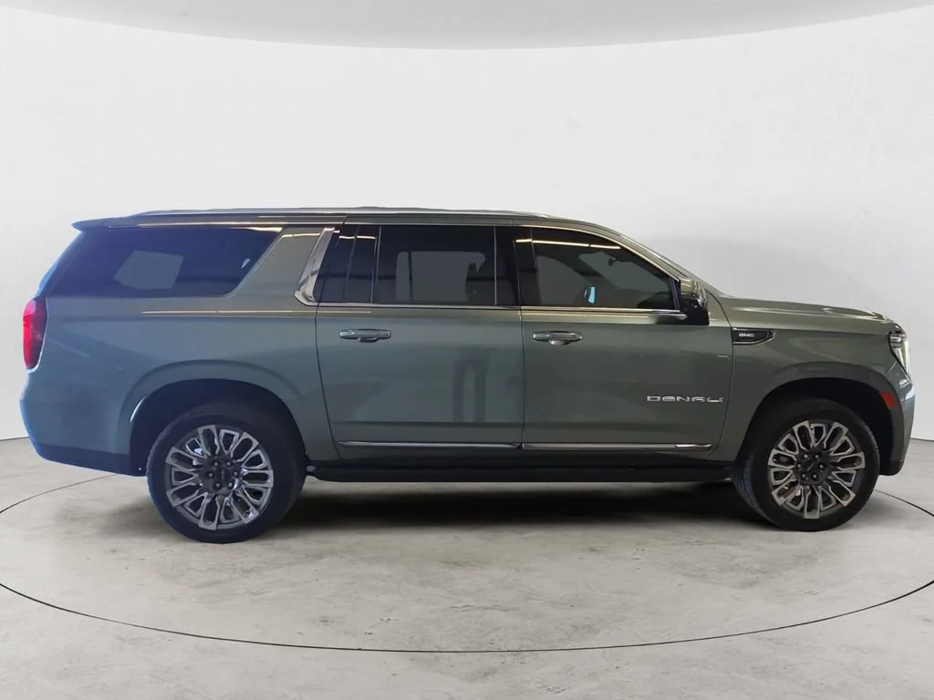 Used 2023 FROSTED PINE METALLIC GMC Denali Ultimate image 7