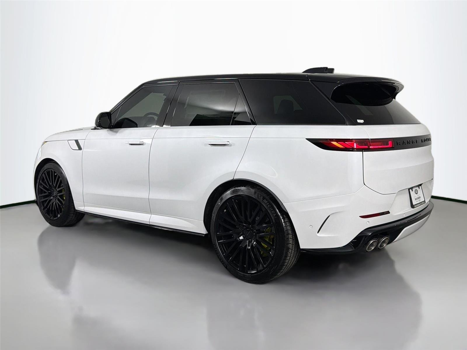 New 2026 OSTUNI PEARL WHITE Land Rover SV image 7