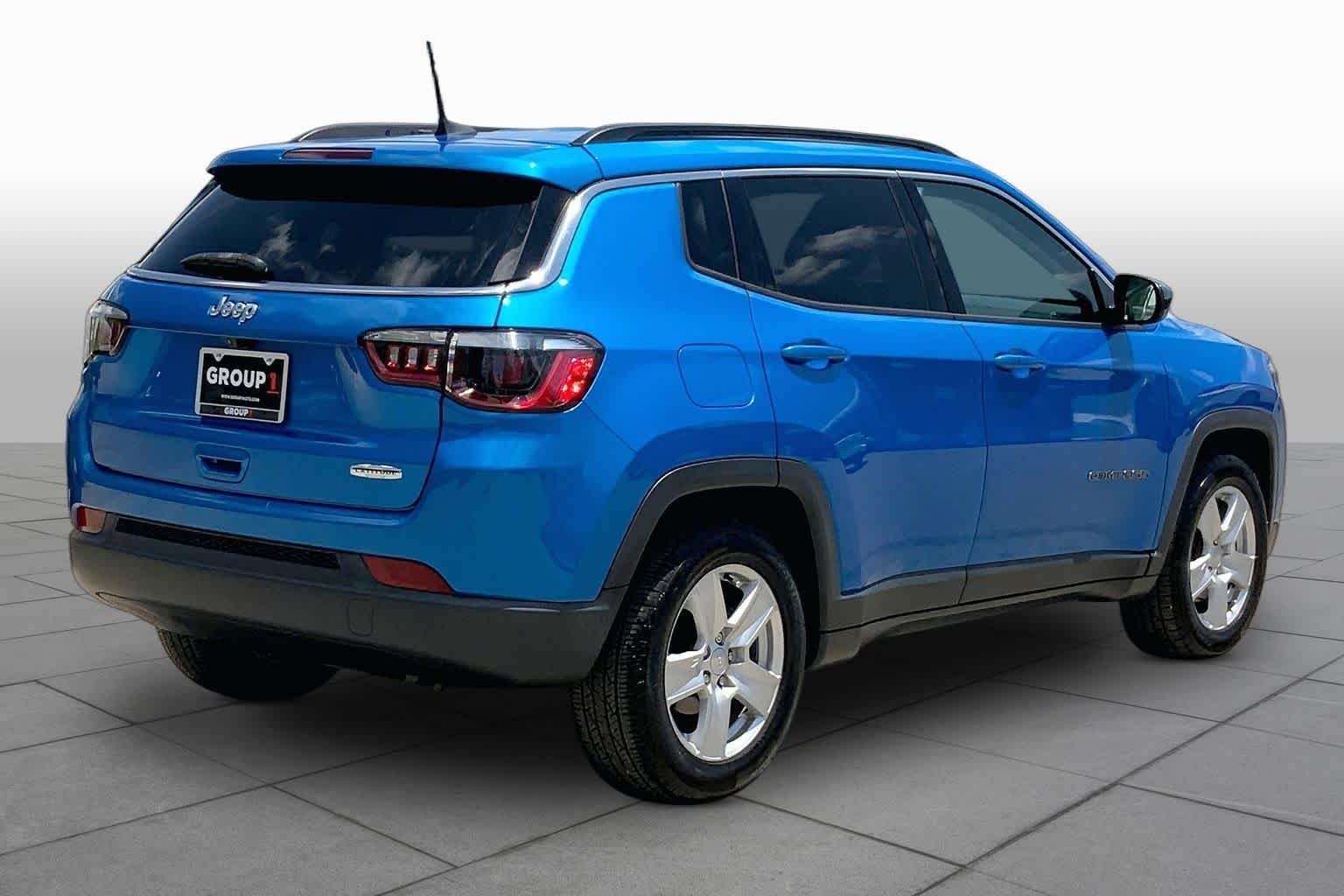 Used 2022 Laser Blue Pearlcoat Jeep Latitude image 13