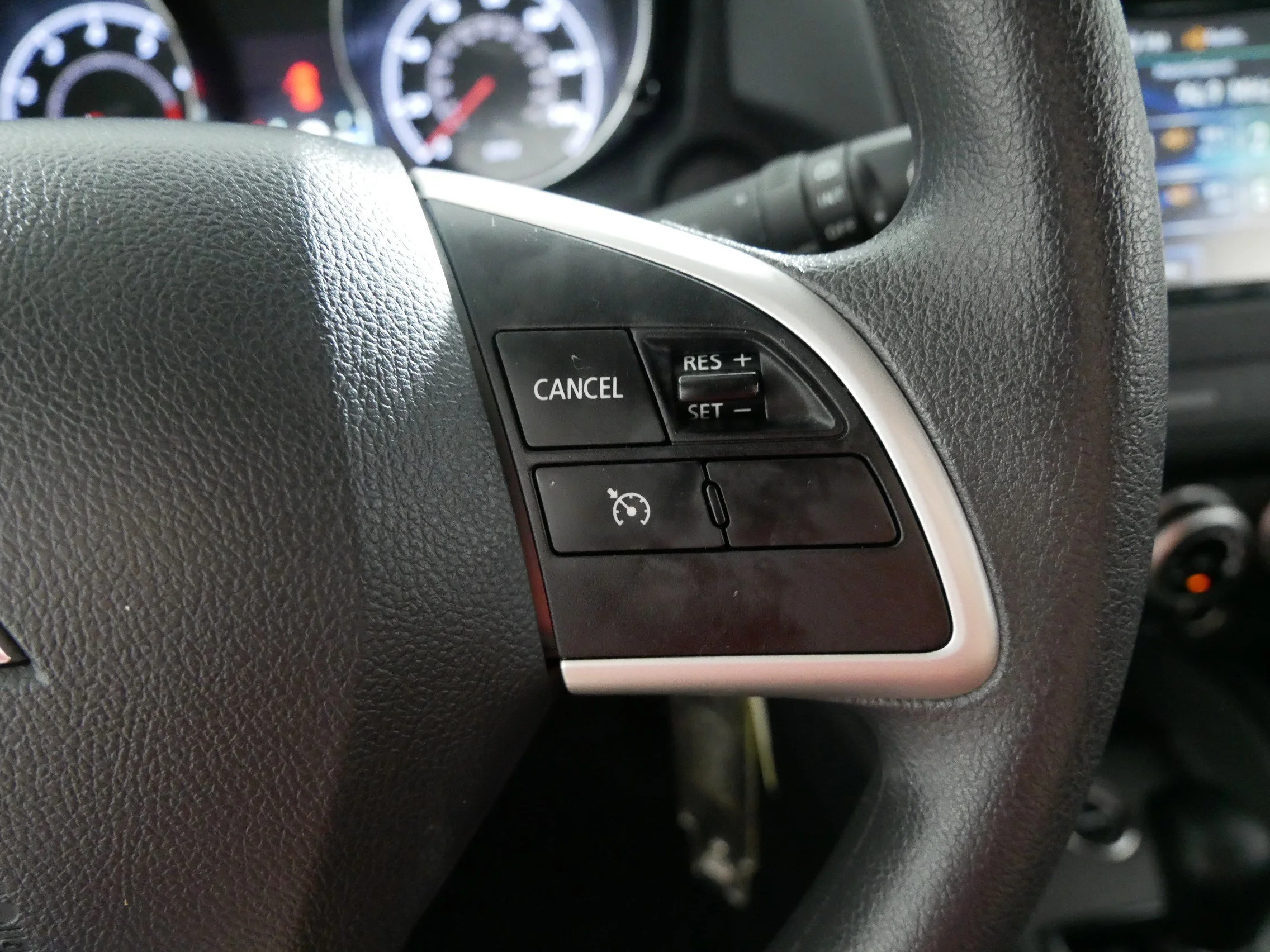 Used 2025 Mercury Gray Metallic Mitsubishi ES image 28