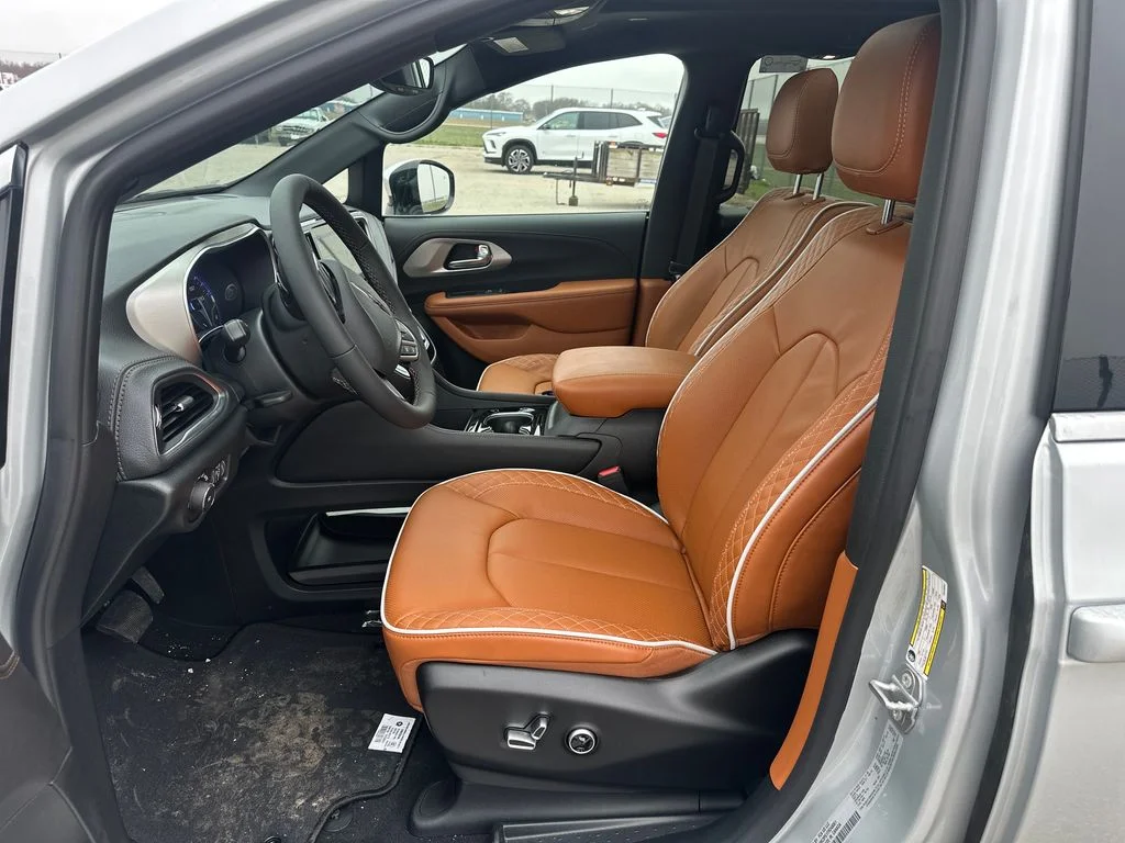 2026 Chrysler Pacifica Pinnacle - Photo 13