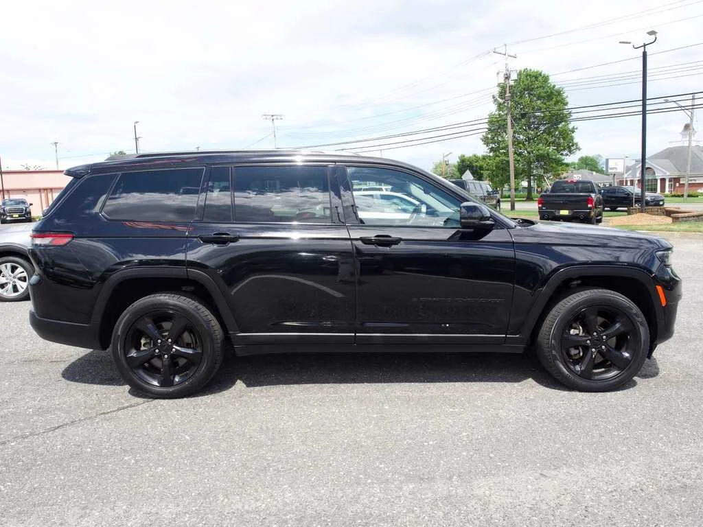 Certified Used 2022 Black Jeep Limited 4x4 image 5