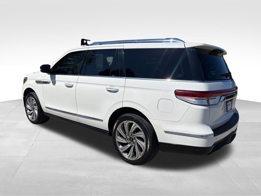 Used 2023 White Lincoln Reserve image 3