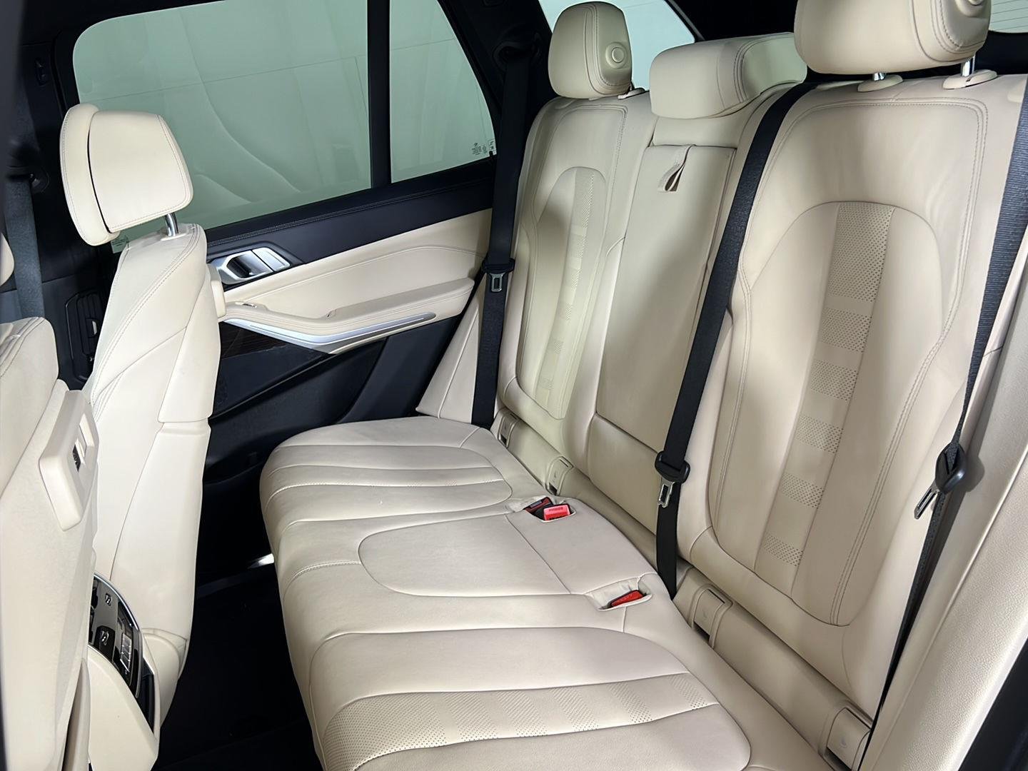 Used 2021  BMW xDrive40i image 4