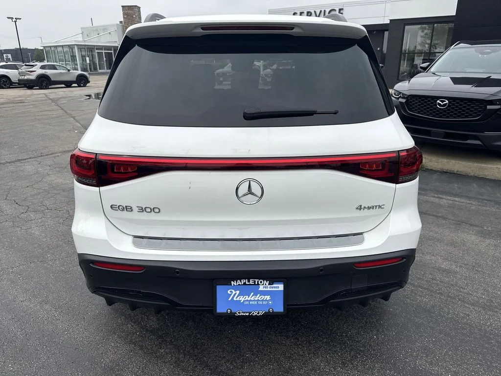 Used 2023  Mercedes-Benz 300 image 2