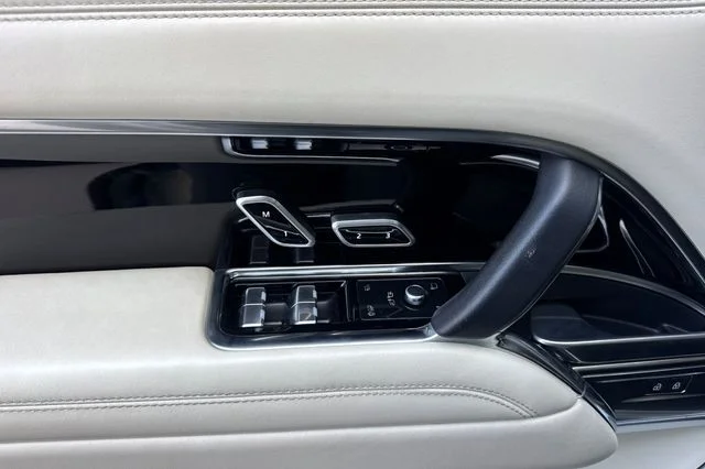 Used 2023 White Land Rover Autobiography image 10
