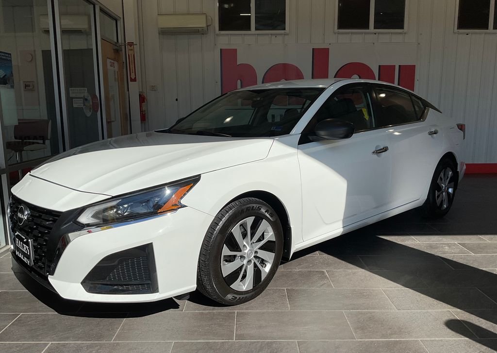 Used 2024 White Nissan 2.5 S image 2