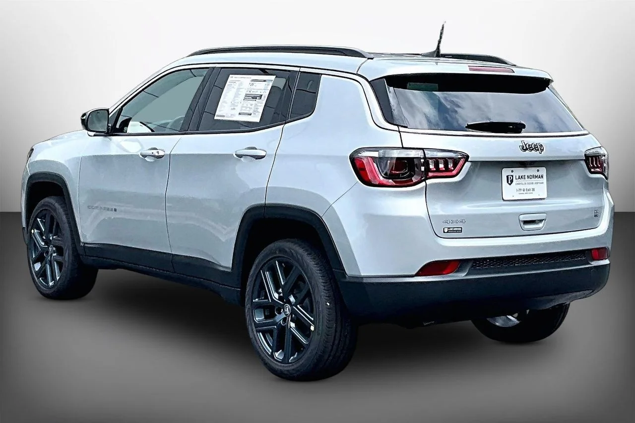 New 2026 Silver Zynith Metallic Clearcoat Jeep Latitude image 6