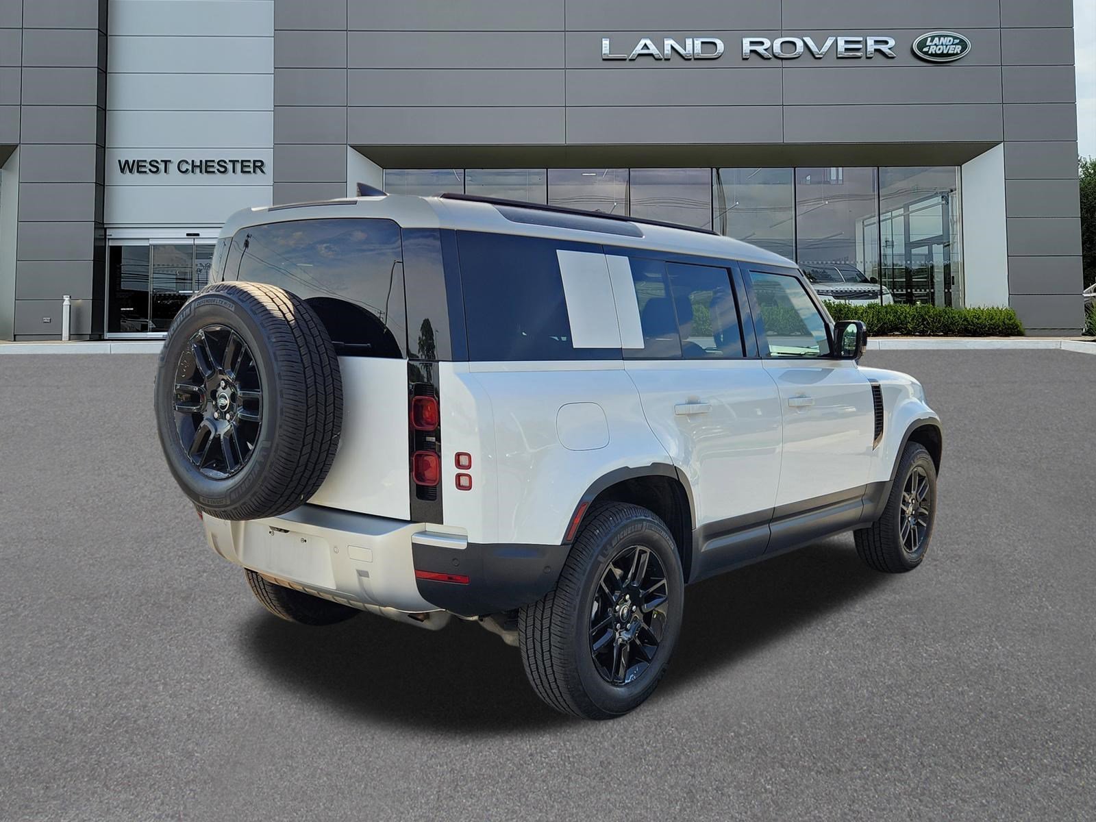 Certified Used 2025 Fuji White Land Rover S image 4